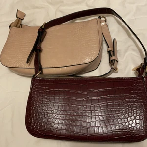 Väska - Säljer nu mina två likadana väskor ifrån Lindex (nypris 249kr) dem kommer helt enkelt inte till användning😊 fint skick med inga anmärkningar! 120kr styck eller 160 kr för båda! En vinröd och en beige 