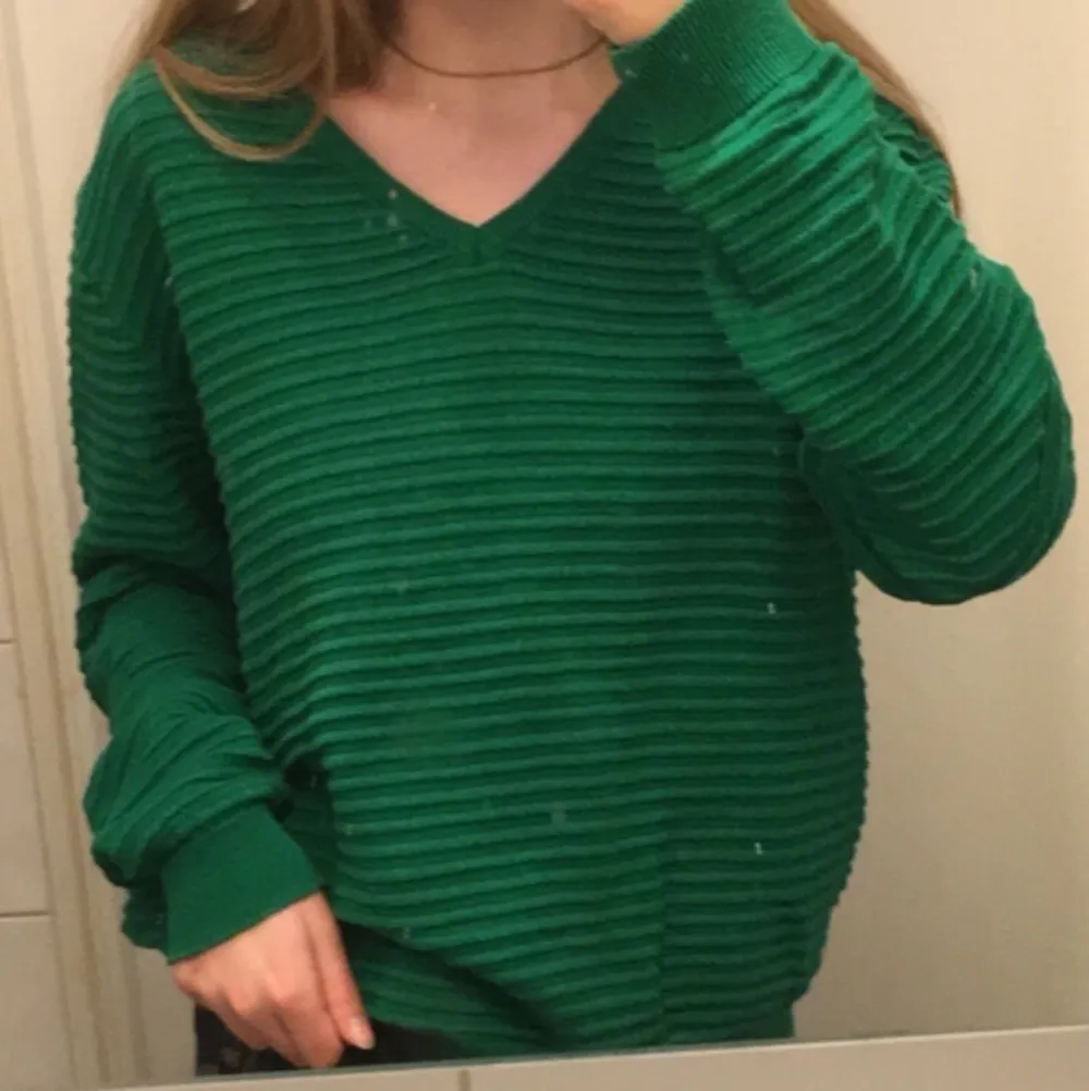 En grön tröja med ränder på. Märket är fransa och storleken är medium. Den är i bra skick och knappt använd. Inga hål.. Tröjor & Koftor.