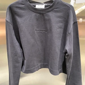 Acne studios tröja - Cropped boxig tröja med längre ärmar från Acne Studios. Den är helsvart och storlek S men oversized och passar mig som har M. 