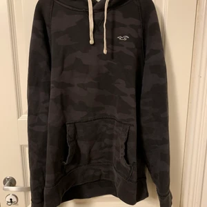 Hoodie - En snygg hoodie som är något använd. Inga slitage som syns men hoodien är som sagt lite använd