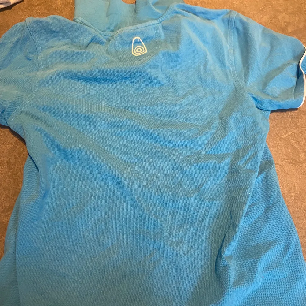 Säljer nu denna blåa sail racing tröja🤍 den kommer aldrig till användning och känns onödigt att en sån fin tröja ska bara ligga i garderoben🤍 pris kan diskuteras🤍. T-shirts.