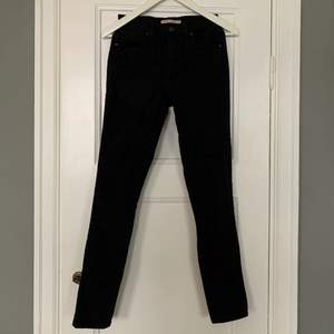 Svarta Levi’s jeans i modell 721 High Rise Skinny. Storlek 25 och uppsydda ett par cm i butik. Fint skick!