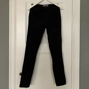 Svarta Levi’s jeans i modell 721 High Rise Skinny. Storlek 25 och uppsydda ett par cm i butik. Fint skick!