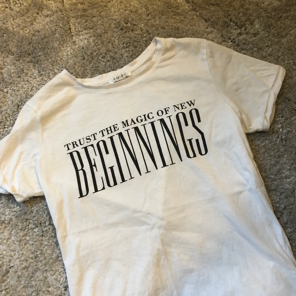 Vit t-shirt, använd fåtal gånger och fint skick. Inga slitningar eller fläckar, säljer då den inte kommer till användning💗. T-shirts.