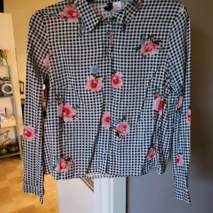Skjorta - En något croppad skjorta i fint material och mönster. Aldrig använd. Från djur och rökfritt hem. Kan skickas mot fraktkostnad 