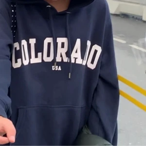 Mörkblå hoodie - Säljer denna fina hoodie då den ej kommer till användning längre💙skriv vid frågor eller intresse!!