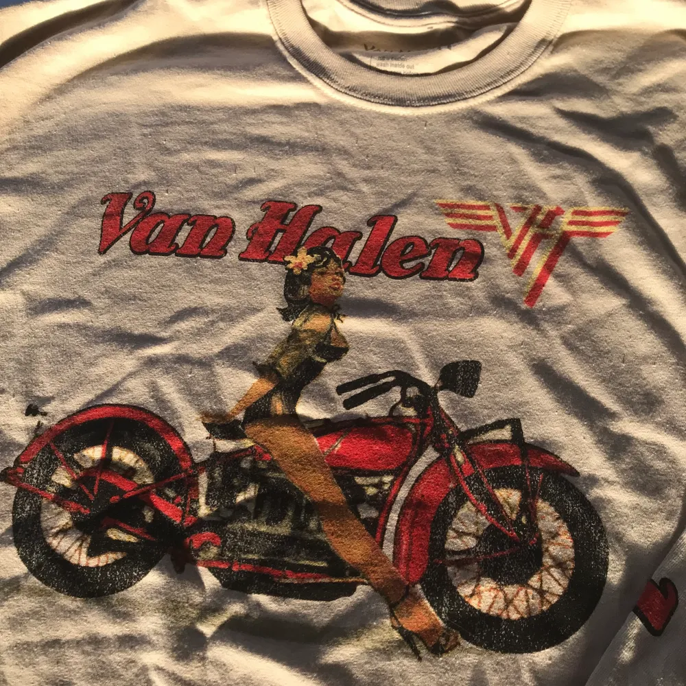 Skitcool Van Halen tröja jag köpte på nätet i storlek XL. Den var alldeles för stor för mig som brukar ha S men ville ha en oversiezed tröja. Aldrig använd. Har tryck både fram och på ena ärmen💕. Tröjor & Koftor.