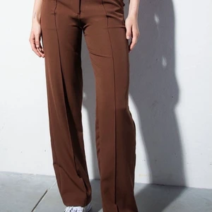 Kostymbyxor madlady  - Snygga kostymbyxor från madlady. Endast använda 2 gånger så de är i väldigt fint skick. Nypris 499 kr. Köparen står för frakt ☺️