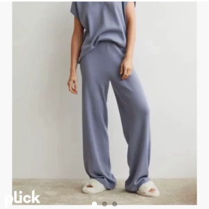 Stickade byxor från H&M - Så fina stickade blå byxor från H&M. Helt oanvända. Långa i benen och jättesköna. Köpte för 300kr säljer för 200kr🤍