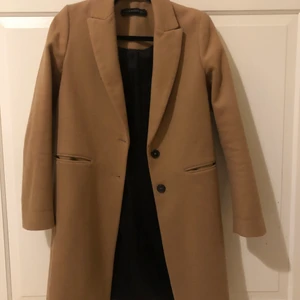 Kappa - Beige kappa köpt här på plick men använder inte pga fel storlek för mig💗 köparen står för frakt🥰 skriv för fler bilder!