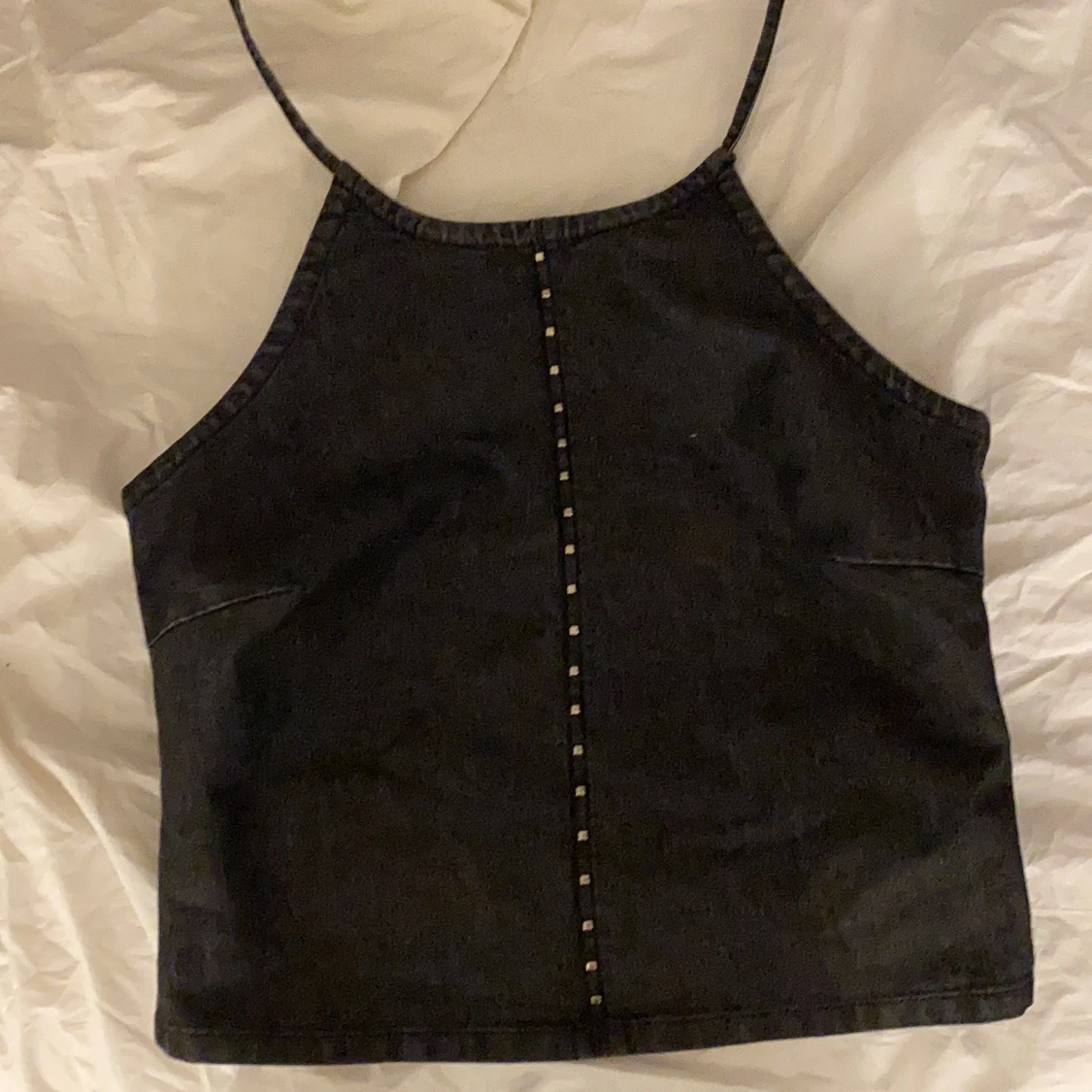 Svart linne med nitar - 91