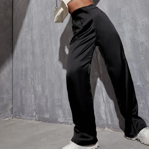 Shein Satin Byxor - Ett par svarta satin byxor ifrån Shein i storleken L (Eu 36-38). Var alldeles för korta på mig då jag är väldigt lång. Aldrig använda! 