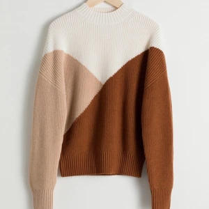 Stickad trlja från & Other Stories - Jättefin stickad tröja ifrån & Other Stories i 3 olika färger. Snyggt tryck som gör en väldigt simpel stickad så cool! Passar till det allt!🤎🤎lite nopprig men det går lätt att få bort! Knappt använd och ordinarie pris ligger runt 500kr.