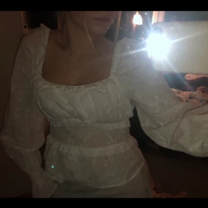 Vit broderad topp H&M - Säljer en superfin broderad vit topp/blus ifrån H&M!! 🤎🤍 Mycketbra skick, säljer för 170 + frakt! 🙌🤎