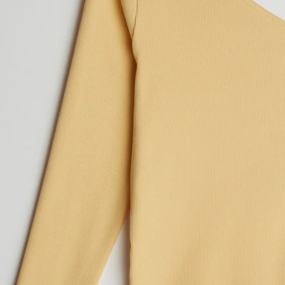 En gul tröja som är off-the-shoulder från ginatricot. Tröjan är i bra skick och har använt få gånger. Tröjan kommer dessvärre inte till användning men är väldigt fin.✨❤️(köparen står för frakt). Övrigt.