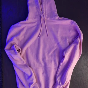 Rosa hoodie  - Fin och mysig rosa hoodie från herravdelning men kan användas av tjejer med, använd men i jättefint skick❤️