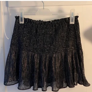 Zara kjol - (lägger ut igen pga oseriösa köpare) glittrig zara kjol i nyskick, storlek S, men passar allt mellan xs-m då den är stretchig.
