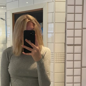 Ljusgrå tröja (Bik Bok) - Säljer nu min tröja från bik bok som jag älskar! Den är superskön men säljer den pågrund av att den har blivit för liten för mig 😞 skriv privat för mer bilder! 🤍