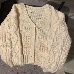 Stickad kofta - Vit stickad kofta. Tjock och skönt material inte alls stickig. Testad men aldrig använd. Storlek S men passar XS och möjligtvis M. Säljer för 80kr+ frakt 📦 