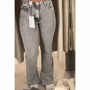 Zara byxor - Super trendiga jeans från zara med slits. Säljes eftersom jag redan har ett par likadana i en annan färg. Helt klart en favorit och sitter skönt och bekvämt. Jag är 163 Cm lång. 🥰