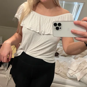 Volangtopp - Jätte fin volangtopp i nästintill nyskick, skulle bara behöva en strykning 