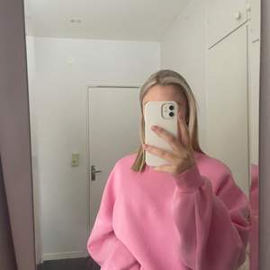 Rosa sweatshirt från nelly, använd några gånger endast så inga defekter