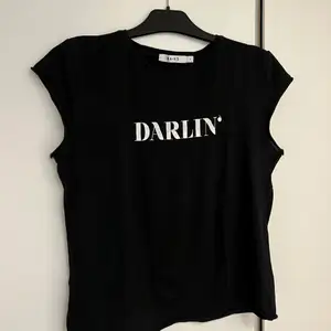 Svart t-shirt med trycket darling, trycket är lite sprucket men tröjan är annars i bra skick