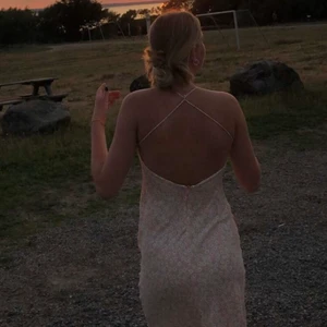 Zara klänning  - Säljer mitt otroligt fina klänning från zara som är slutsåld, säljer den då den bara hänger och inte används💗 endast använd en gång då den är som ny💗 frakt tillkommer och om det är flera intresserade blir det budgivning 💗 skriv privat om ni vill ha fler bilden eller har några frågor 