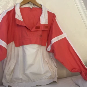 Vindjacka vintage - Så snygg windbreaker/pullover som i princip aldrig är använd, har köpt den secondhand men den är fläckfri och felfri! Pris går alltid att diskutera och kontakta mig vid frågor eller fler bilder❤️❤️ Jag möts upp i centrala Uppsala eller skickar mot fraktkostnad.