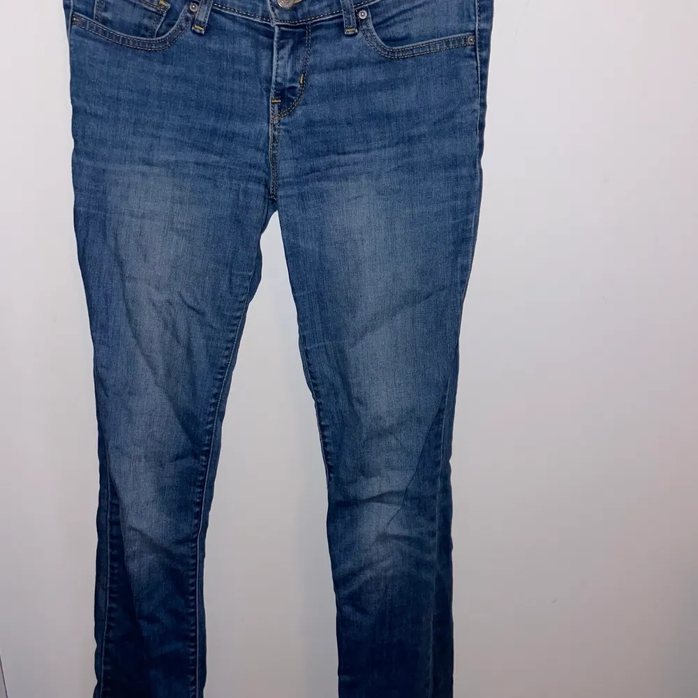 Levis bootcut jeans i storlek 25, väldigt flitigt använda med slitage på loggan bak. Övrigt i bra skick.. Jeans & Byxor.