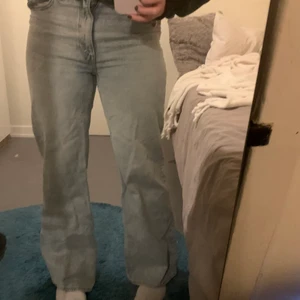 Ljusblå Vida Jeans  - säljer dessa jättefina jeans då de tyvärr sitter lite dåligt på mig i midjan! de är storlek 27 och funkar bra på mig som är 163 cm. Har använt dem ganska mycket mem de är i rätt bra skick, dock så är de lite slitna på insidan(tredje bilden) ,men det syns inte alls mycket! priset kan diskuteras, du betalar frakten själv<3