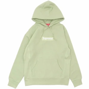 Supreme box logo hoodie - Supreme box logo hoodie sage Strl medium Cond 9/10 Kvitto finns tyvärr ej! Skicka privat för bilder på den och alla lappar osv. Går för 1960usd på stockx och säljs för 1000-2000usd. Byten är intressant Passar inte priset så kom med vettigt bud!