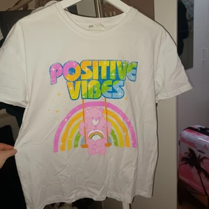 Carebears t-shirt - Sista chansen!!! ÄLSKAR denna godigen men den kommer inte till användning, använt den 2 gånger. Storlek M. Spårbar frakt. 100 + 66 = 166 kr