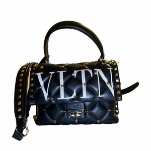 Valentino Rockstud väska - Fint skick inga täcken på andvändning! Har äktighetsbwvis kvitto  dustbag osv! Ny pris ca 20000 säljer billigt då jag behöver pengar så vill bli av med den fort så skriv t mig vid intresse. Först till kvarn  kan gå ner i pris vid snabb affär
