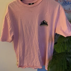 Sweet sktbs T-shirt  - Säljer min snygga sweet sktbs t shirt från junkyard köpt för ungefär 300kr, storlek xs men den är overzised så passar S och M ❣️