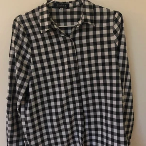 Svartvit och rutig skjorta  - Svartvit och rutig skjorta. Använd en eller två gånger. 