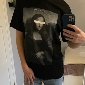 Svart T-shirt med tryck - T-shirt med tryck från the cool elephant. Superskön och i gott skick. Tröjan är i strl S men passar både mindre och större. Hör av er vid frågor!