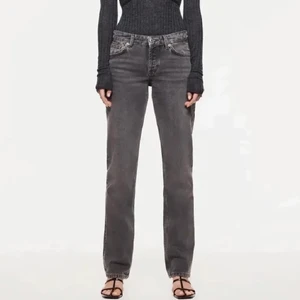 Lågmidjade jeans - Säljer mina supersnygga jeans från zara i storlek 34, jättefint skick!❤️😍