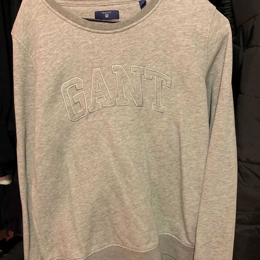 Gant sweatshirt i grå, storlek S men passar M också🤍. Tröjor & Koftor.