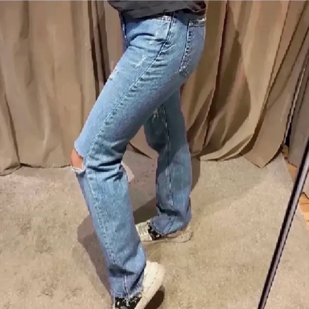 Superfina midrise jeans från pull&bear🙌🏼 skulle säga att de passar strl 34 eftersom att de är för stora för mig med 32💘. Jeans & Byxor.