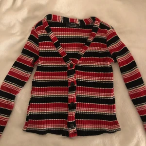 Tröja - Långärmad tröja med knappar från Bershka. Storlek XS, men stretchig. Nypris cirka 200:-. Köparen står för frakt.💕