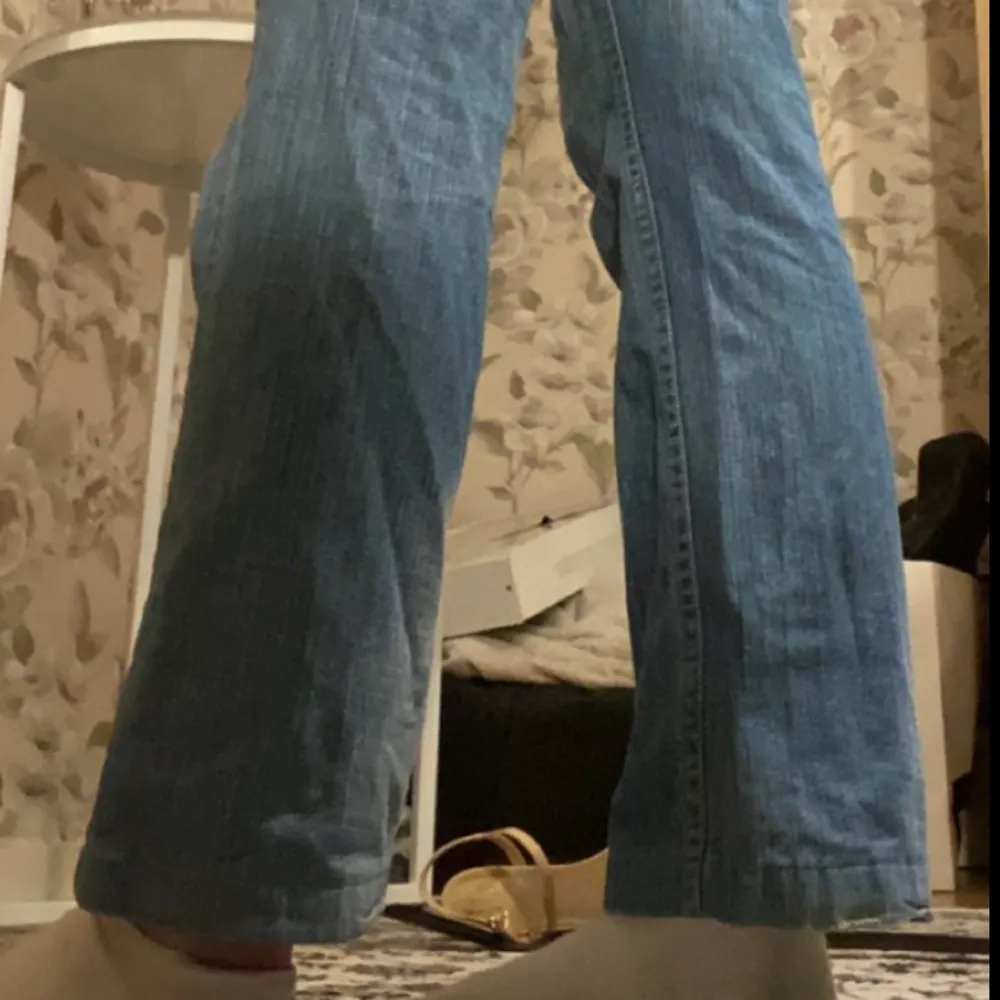 Dom här jeansen är min mammas gamla så vet it va dom kostade men dom sälj inte idag, dom är utsläppta men inte så långa . Jeans & Byxor.