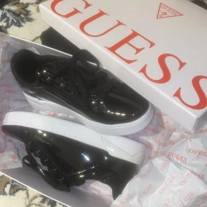 Guess skor  -  Guess skor med svart glänsande material, köpta från zalando helt oanvända endast testade