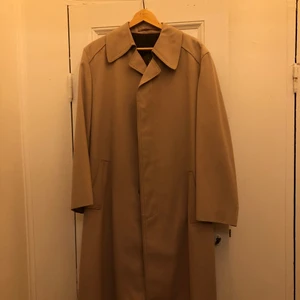 Sent 60-tal trench coat  - Beige polyester rock från 60-talet bra kvalite och perfekt skick. Mörkbrun insida med skindetaljer. 
