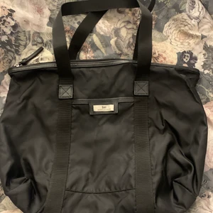 DAY Väska - Säljer min DAY ET väska då den inte kommer till användning längre. Inte använt den så mycket, så den är i ett fint skick. Priset är 100 + frakt💞