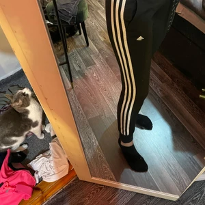 Adidas mjukisbyxor - Mjukisbyxor , adidas i fint skick.