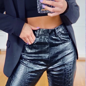 Skinnbyxor - Coola skinnbyxor från NA-KD som tyvärr inte kommer till användning, upplever de rätt stora i storleken. Storlek xxs men är mer som en xs/s. Slutar vid anklarna på mig, jag är 158cm  