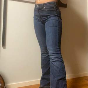 Högmidjade bootcut jeans i storlek 38. Superbekväma och strechiga och sitter perfekt på mig som är 38. Nypris var 300 kr💕