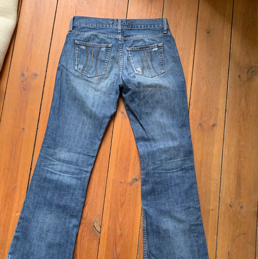 (Första bilden lånad men de är typ exakt likadana jeans) Riktigt snygga från märket Fornarina! Jeansen är min mammas gamla från 2000-talet🙌🏻   ❗️Säljer två par lågmidjade jeans och ett par kostymbyxor i min profil❗️. Jeans & Byxor.
