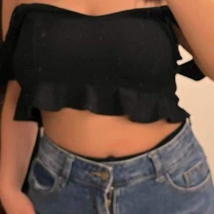 Svart topp från Boohoo  - Min spegel är smutsig, tröjan har ej fläckar 😅 Fin svart topp från Boohoo i storlek 40. Kan mötas upp i Skåne, annars står köparen för frakten 